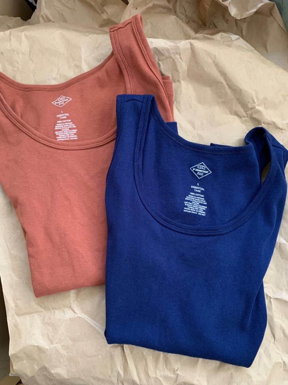 BUNDLE OF TWO WOMEN'S TANK TOPS SIZE LARGE